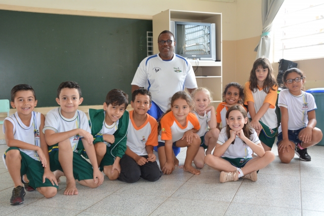 Alunos da Escola Amélia Benta do Nascimento Oliveira, durante as aulas de Capoeira