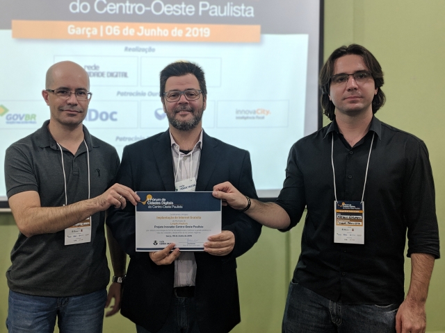 Emerson, Prado e Matheus com certificado do prêmio Projeto Inovador