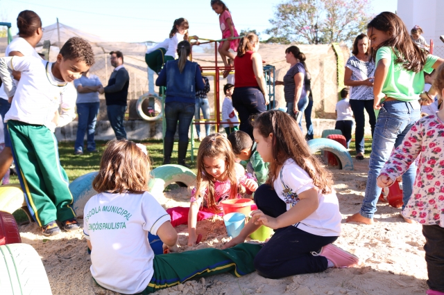 As crianças da Creche Morfina Grandi  Paccola já brincam no novo Parque Sensorial