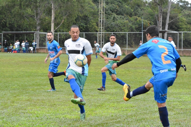 Chape (uniforme branco e verde)goleou o Atlético Kaju em rodada da Série B nesse domingo