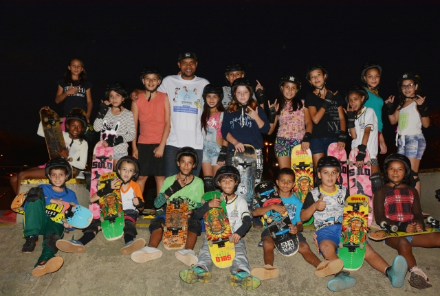 Participantes das aulas de skate no Conjunto Habitacional Maestro Júlio Ferrari