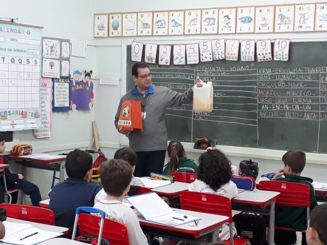 Helton Damacena profere palestra aos alunos da escola Eliza Pereira de Barros