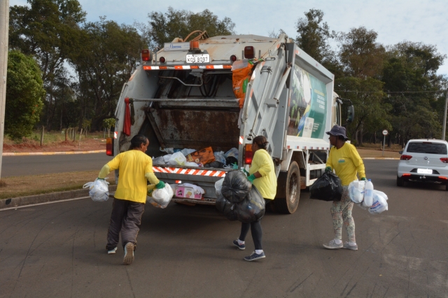 Coleta de lixo será realizada normalmente na sexta-feira, 21 de junho
