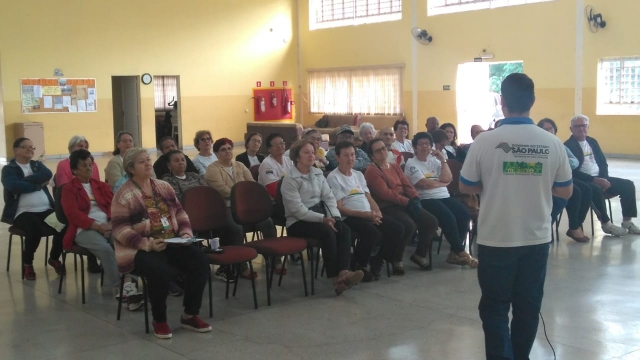 O educador ambiental Helton Damaceno falou aos presentes no Centro de Convivência da Melhor Idade