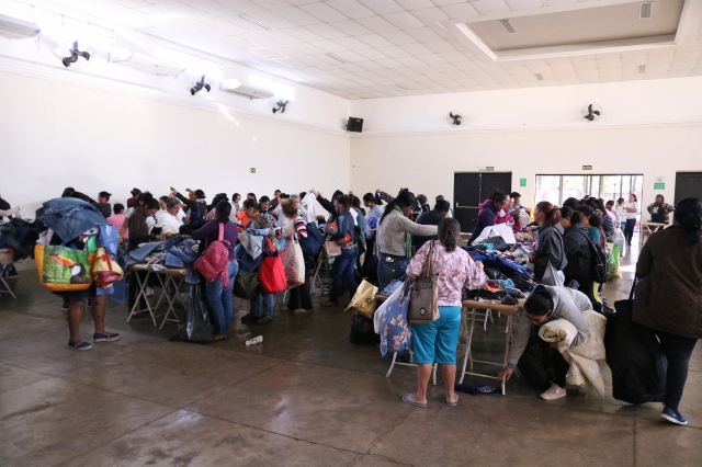 A entrega de roupas e agasalhos começou nesta terça-feira, 25, na sede do Lions Clube, para famílias inscritas no CRAS