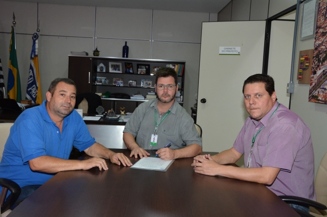 Prefeito Prado e o secretário de Desenvolvimento André Sasso durante encontro com o empresário Geraldo Macário