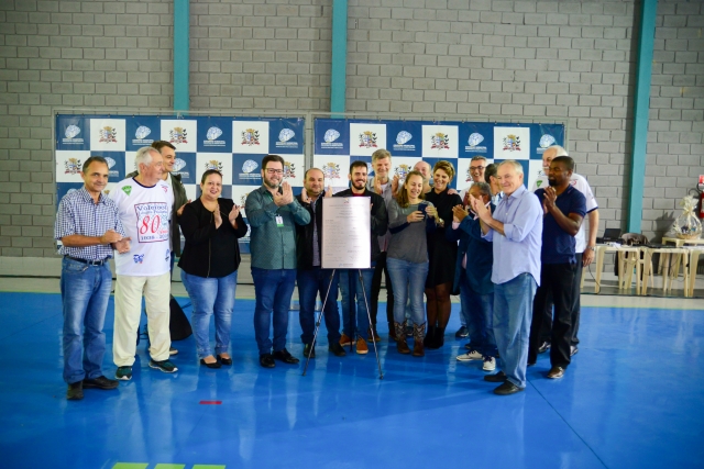 Prefeito e autoridades durante inauguração do Ginásio Paraesportivo Cecy Biral Brega