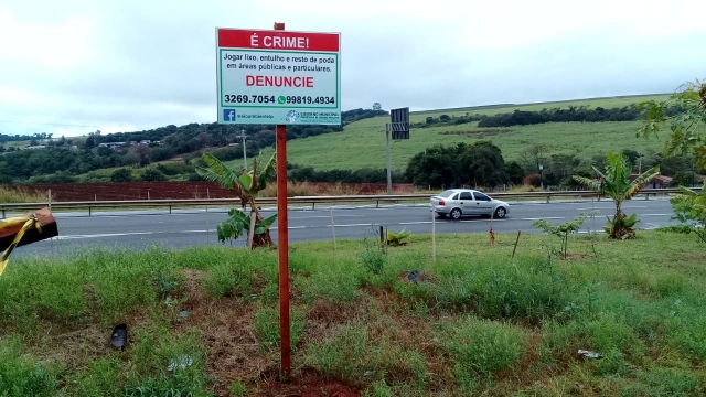 Na Vila São João, próximo a Rodovia Marechal Rondon, foi instalada uma das placas
