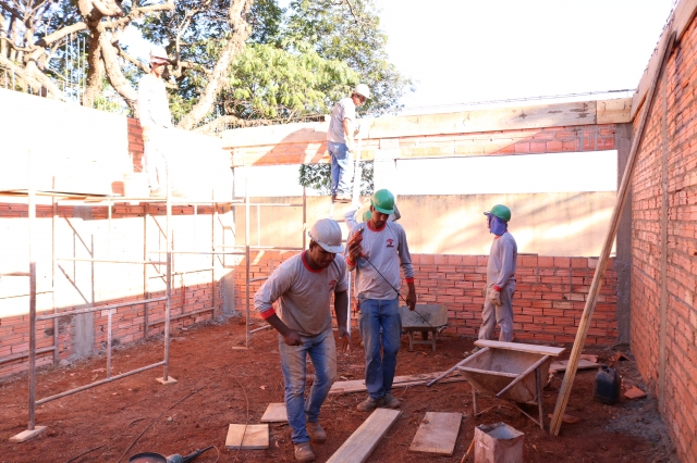 Funcionários da empresa contratada trabalham na Creche Dona Augusta Parpinelli na Vila Cruzeiro