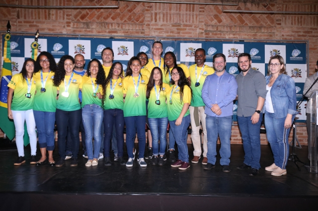 Equipe de basquete feminino durante a entrega de medalhas em cerimônia realizada no Espaço Cultural
