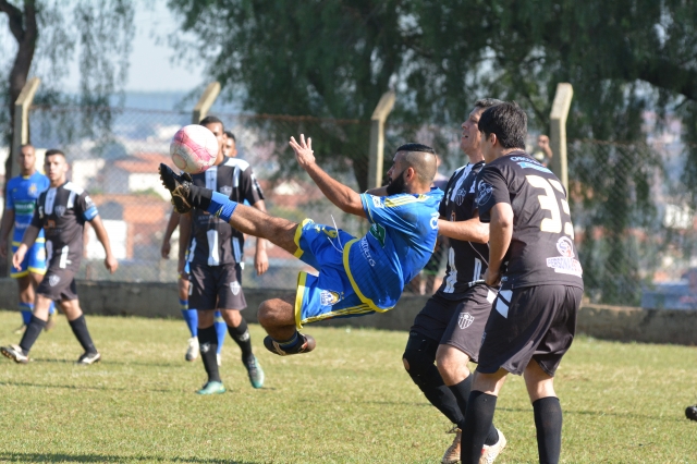 João Rafael marcou um dos gols da vitória do Grêmio Cecap (uniforme azul) sobre o Atlético Lençóis