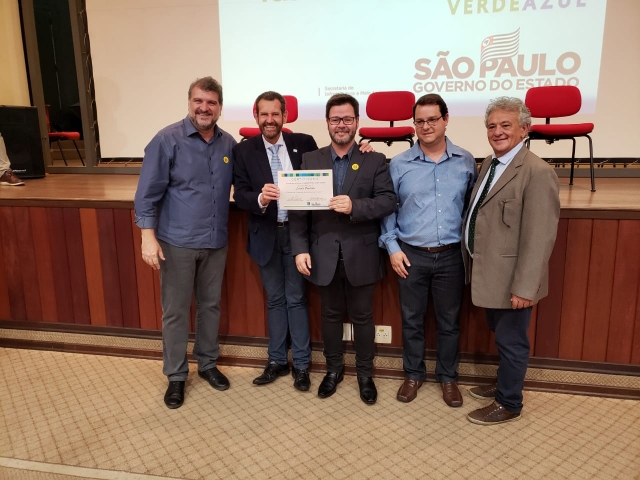 O prefeito Anderson Prado esteve no auditório da USP, em Bauru, recebendo o certificado de qualificação