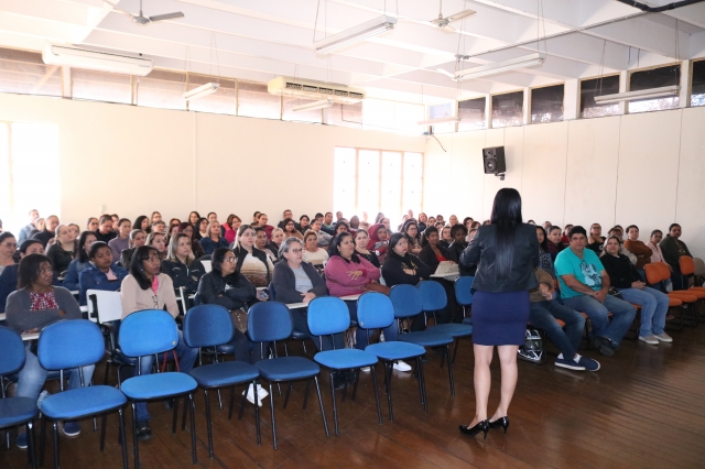 O treinamento foi ministrado pela nutricionista e professora Edivânia Maria Gasques