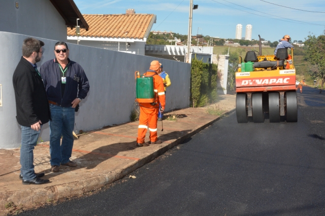 Prado e o secretário de Obras, Licínio acompanham as obras de recape em ruas da Vila Santa Cecília
