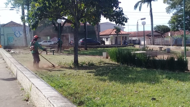 Praça Santa Tereza Journet, em frente ao asilo, recebeu manutenção