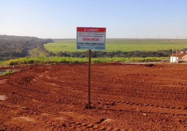 Ao final do processo de limpeza foi instalada placa com orientação aos munícipes