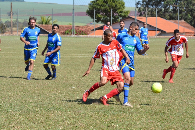 Expressinho (uniforme vermelho) empatou com o Grêmio Cecap e manteve liderança na Série A