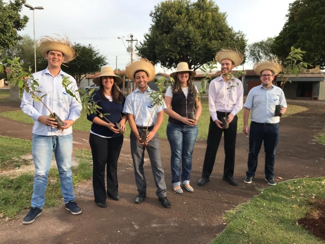 Colaboradores da Support, aniversariantes de julho, participaram do plantio na Praça da Cecap