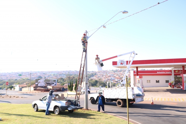 Além da rotatória e ruas em Lençóis Paulista, Alfredo Guedes recebeu 13 novos conjuntos de iluminação