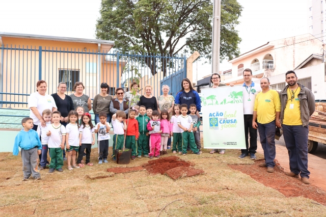 Crianças do maternal II da Creche “Lúcio de Oliveira Lima” com a professora Cibele Malagi e monitora Sueli Almeida participaram do plantio
