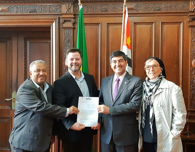 Prefeito Anderson Prado, vereador Manezinho, coordenadora de Esportes Simone e o secretário Aildo Rodrigues Ferreira