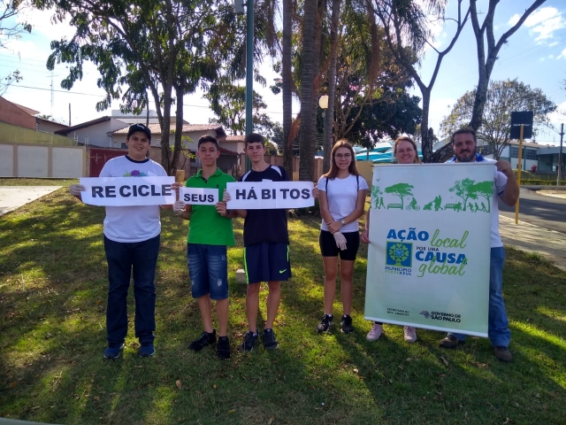 Jovens integrantes do grupo Leo Clube de Lençóis Paulista