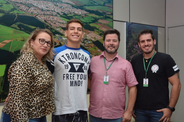 Prefeito Prado recebeu o atleta Rodrigo com sua mãe Angela, acompanhados do secretário de Esportes Raphael Blanco