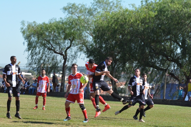 Expressinho (uniforme vermelho) e Júlio Ferrari em lance na primeira fase da Série A; equipes disputam agora uma vaga para a final