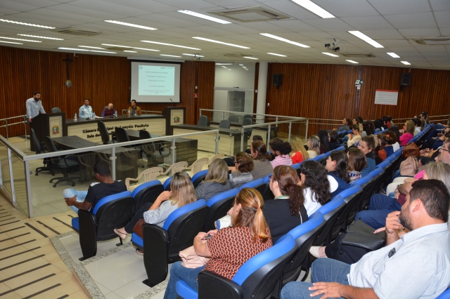Profissionais das áreas de Saúde, Educação e Serviço Social participaram do evento realizado na Câmara Municipal