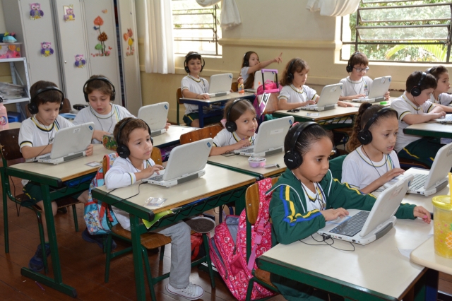 Pais devem efetuar a matrícula até o final de setembro na escola mais próxima de sua residência; na foto alunos da Escola Esperança de Oliveira