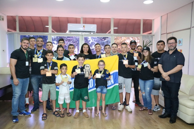 Prefeito Prado durante com atletas que participaram da competição em Ribeirão Preto
