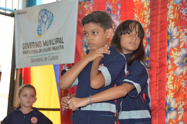 Alunos do projeto Samuzinho durante demonstração de primeiros socorros; Programa Amor Que Salva vai capacitar pais e servidores das creches