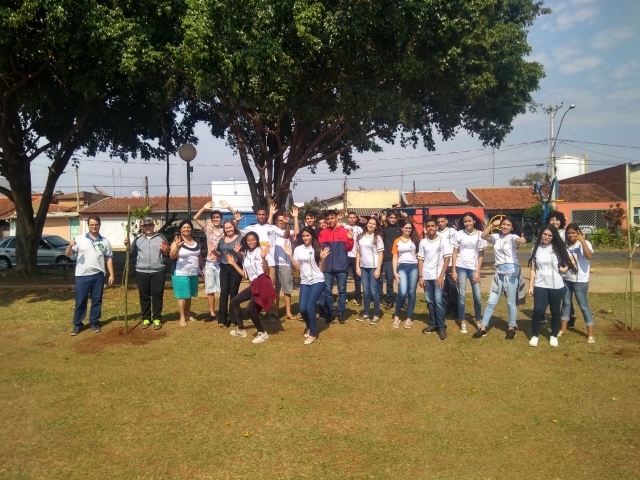 Cerca de 30 alunos da escola Idalina participaram do plantio