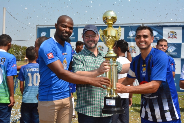 Vereador Bibaia, prefeito Prado e o atleta Rodrigo do Gtrêmio Cecap