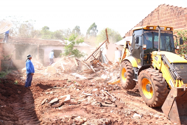 Os imóveis demolidos estavam localizados em área considerada de risco pela Defesa Civil