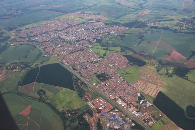 Vista aérea de Lençóis Paulista, que tem área urbana de 43,504 km²