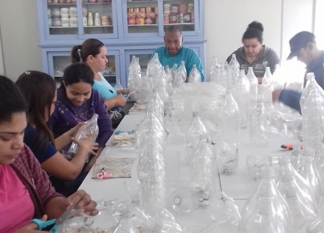 Alunos do Centro Municipal de Formação Profissional trabalham com as garrafas arrecadadas