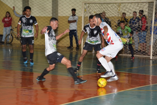 ACF (calções brancos) goleou o Unidos Júlio Ferrari na semifinal disputada no Toniquinho