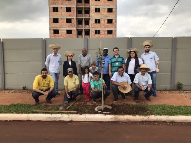 Membros da comunidade, pais, filhos e colaboradores da empresa Support Sistemas participaram do plantio