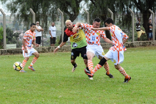 Lance da final da Copa Cidade do Livro (2018) entre São Cristovão (calções brancos) e Unidos do Júlio Ferrari