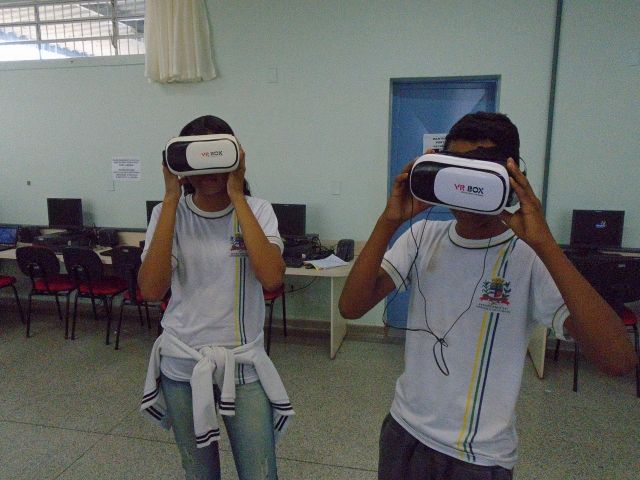 Alunos da escola Guiomar com óculos de realidade virtual; tecnlogia utilizada no ambiente escolar