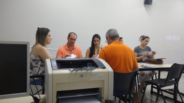 A apuração dos votos começou logo após o encerramento da votação, às 16h