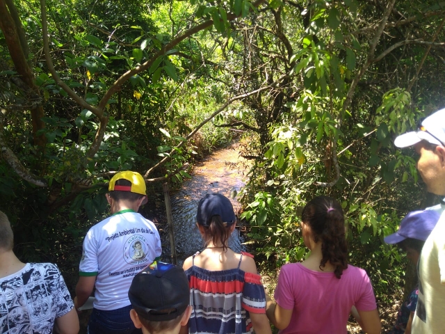 Após o plantio todos visitaram um ponto de acesso à água da nascente beneficiada