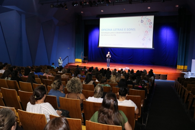 Dra Thais Freire durante palestra no Teatro Municipal