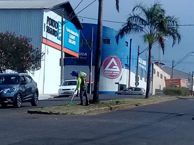 Trabalho de limpeza foi iniciado na terça-feira, 15, pela Avenida Castelo Branco