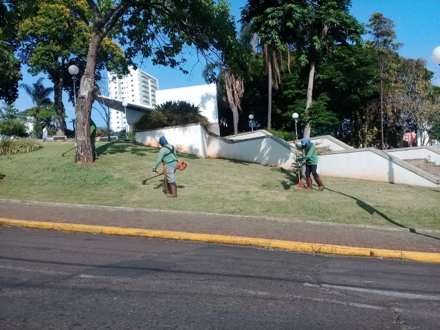 Gramado da Praça da Concha Acústica recebeu serviço de manutenção
