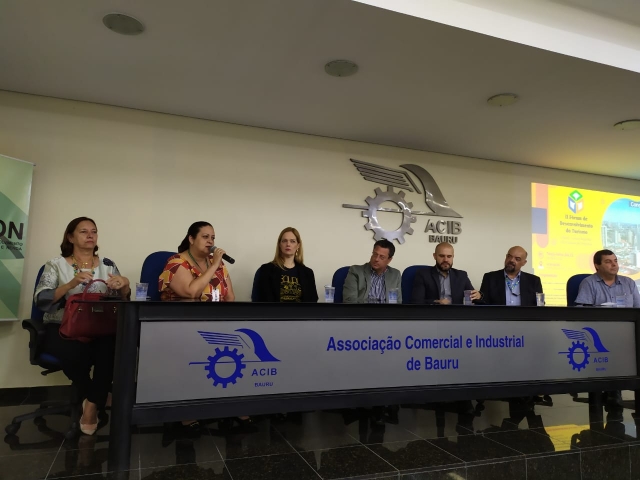 A vice prefeita Cintia Duarte foi convidada a fazer parte da mesa principal do evento