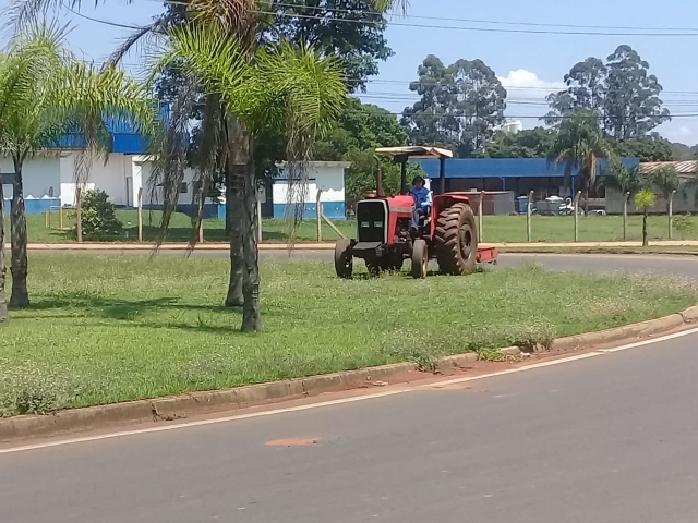 Canteiro central da rodovia em frente ao Distrito Empresarial recebeu manutenção