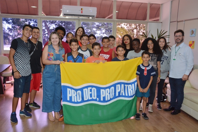 Prefeito Prado durante encontro com integrantes do Projeto Guri