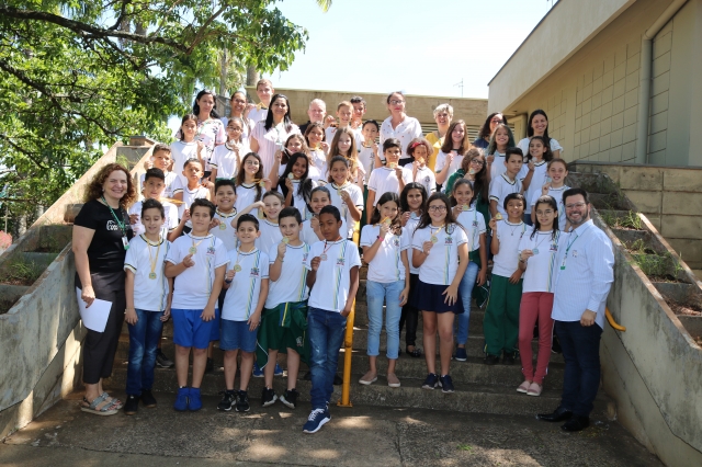 Prefeito Anderson Prado e secretária Meiri Montanhero posaram para foto do arquivo oficial com os medalhistas